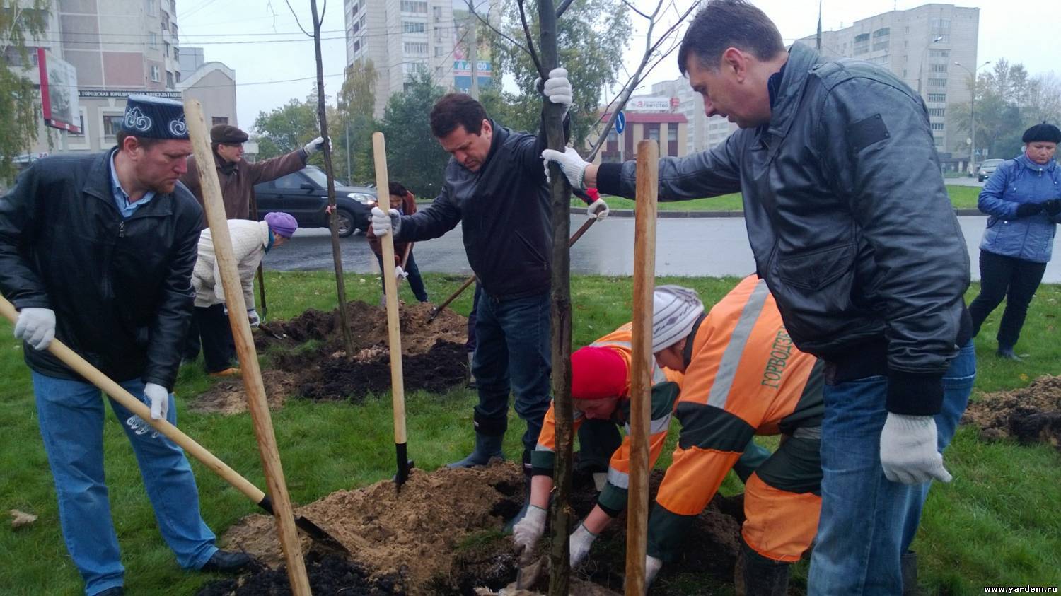 Мэр Казани посадил дерево рядом с мечетью Ярдэм