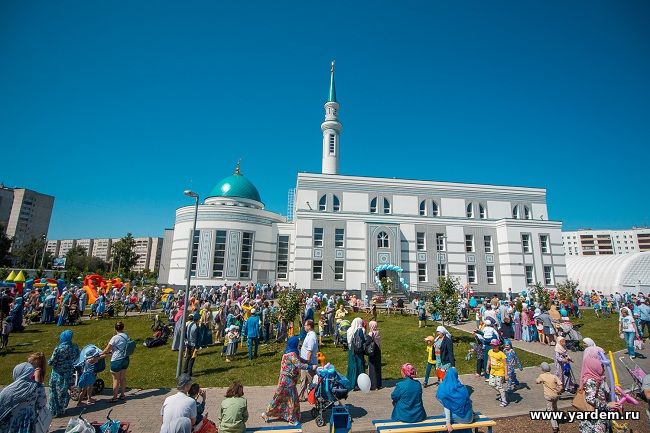 Много улыбок и радости подарила мечеть "Ярдэм" детям на свой день рождения